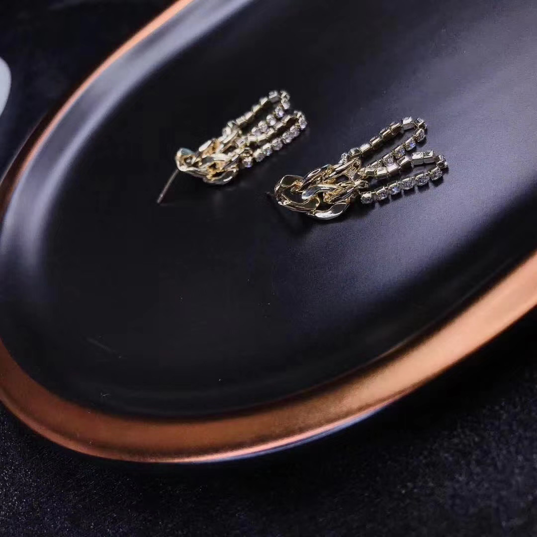 Simple and cold style ear studs, retro and fashionable, high-end European and American earrings, Internet celebrity personality, temperament, creative and versatile earrings 5 Application Scenario