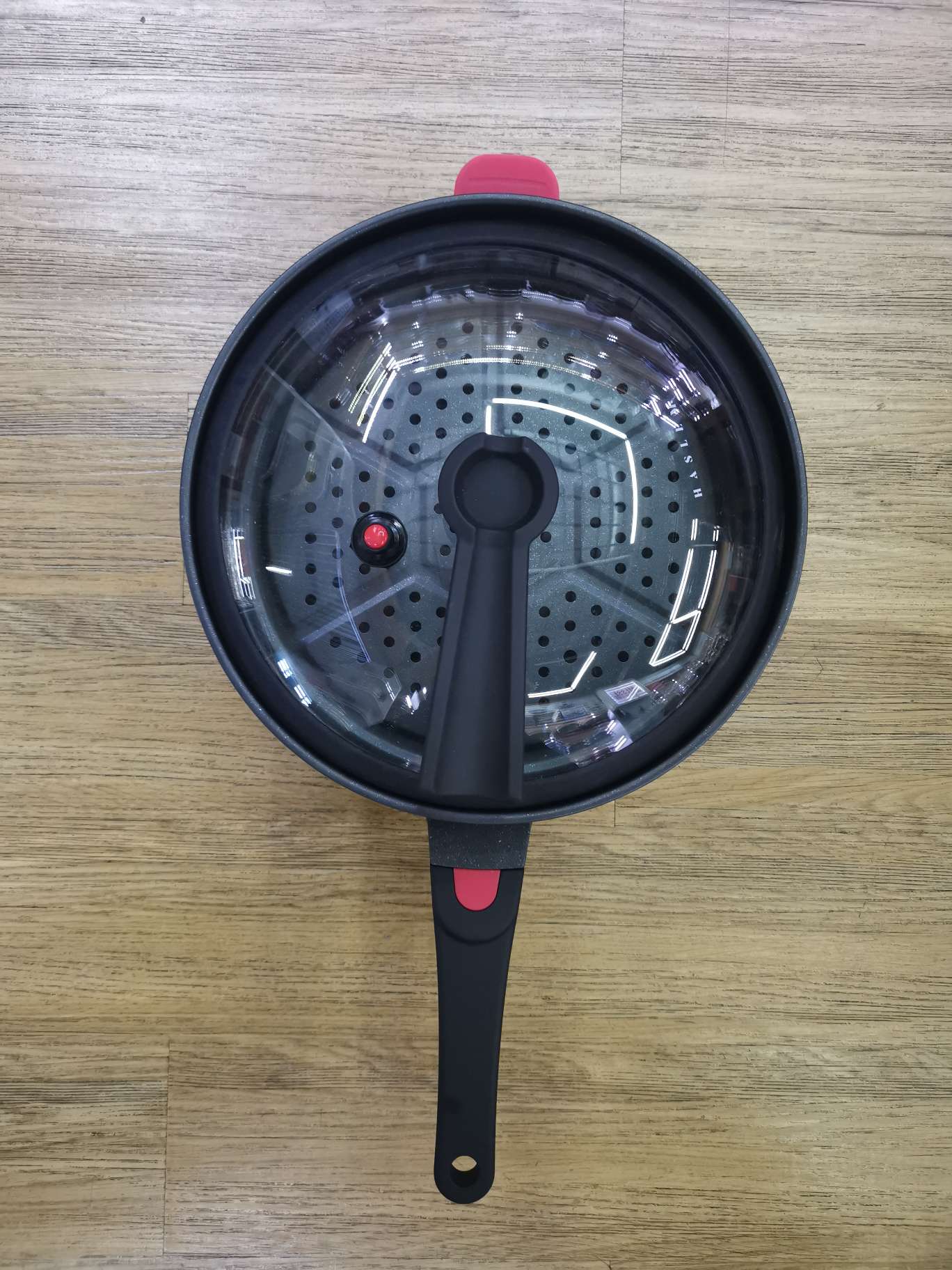A 32cm wok with a steamer rack Specification image