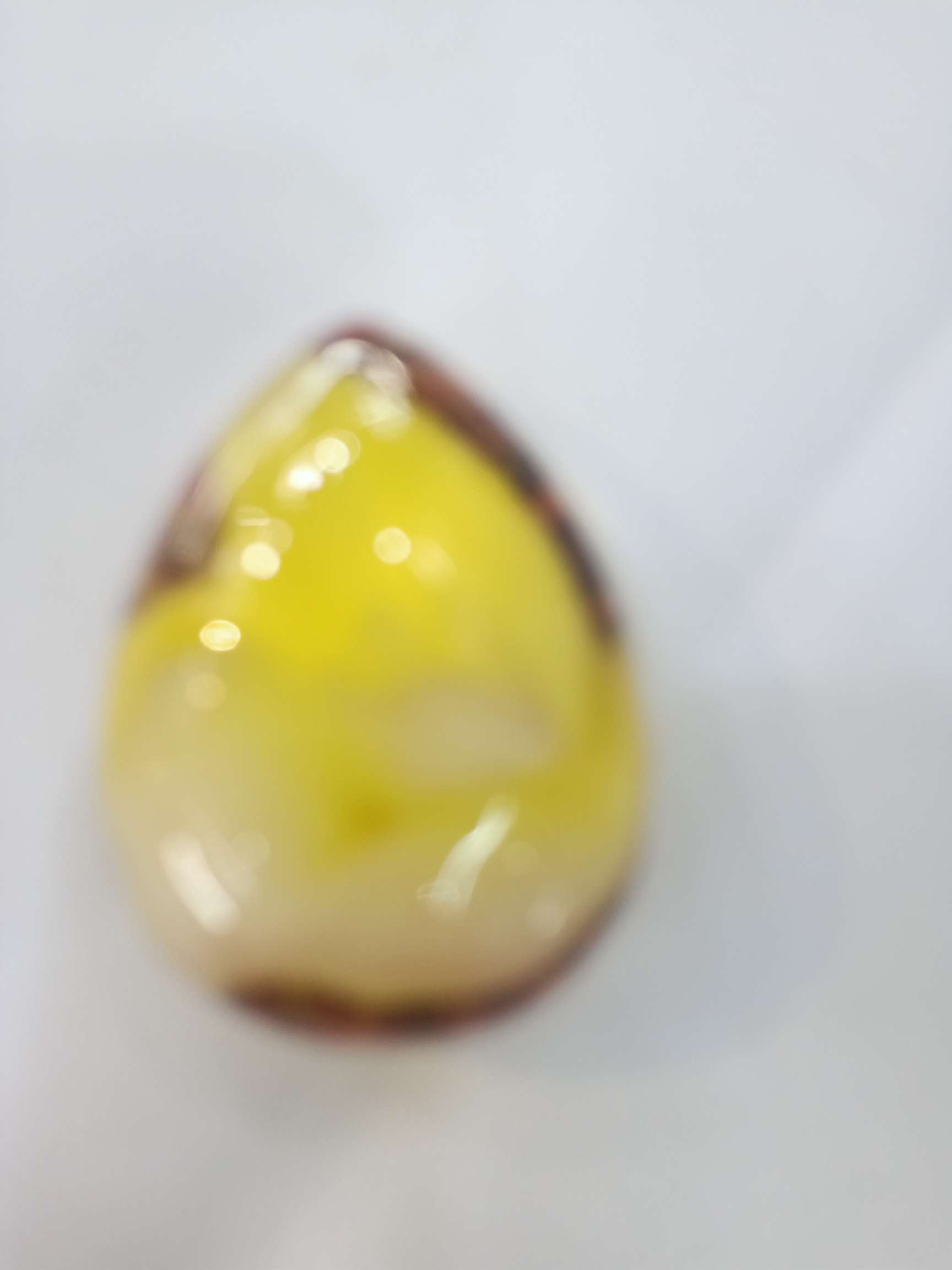 Natural one-drop beeswax amber pendant detail image 1