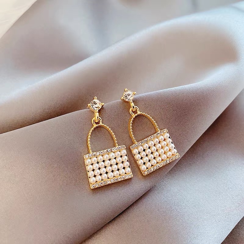 A new original design of a high-end and exquisite bag and earrings in the style of French Chanel Specification image