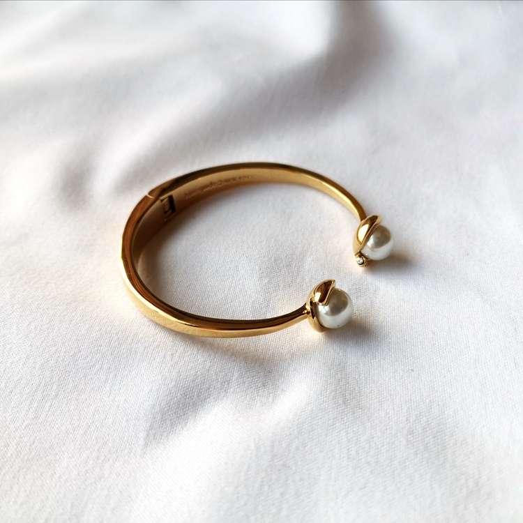 This is a unique and high-end European and American style bracelet with a simple metal pearl design that exudes a feminine charm. It is an ins bracelet details Picture