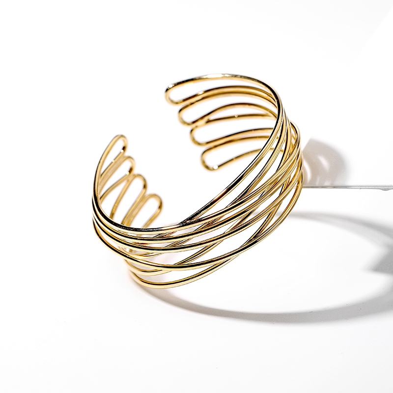 Personalized bracelet for women, fashionable, European and American style, grand and exaggerated punk, wide metal decoration, open hand details Picture
