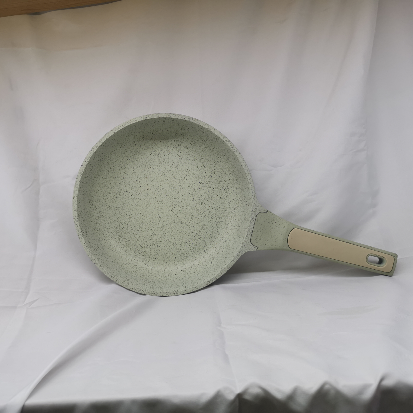 A frying pan coated with tourmaline