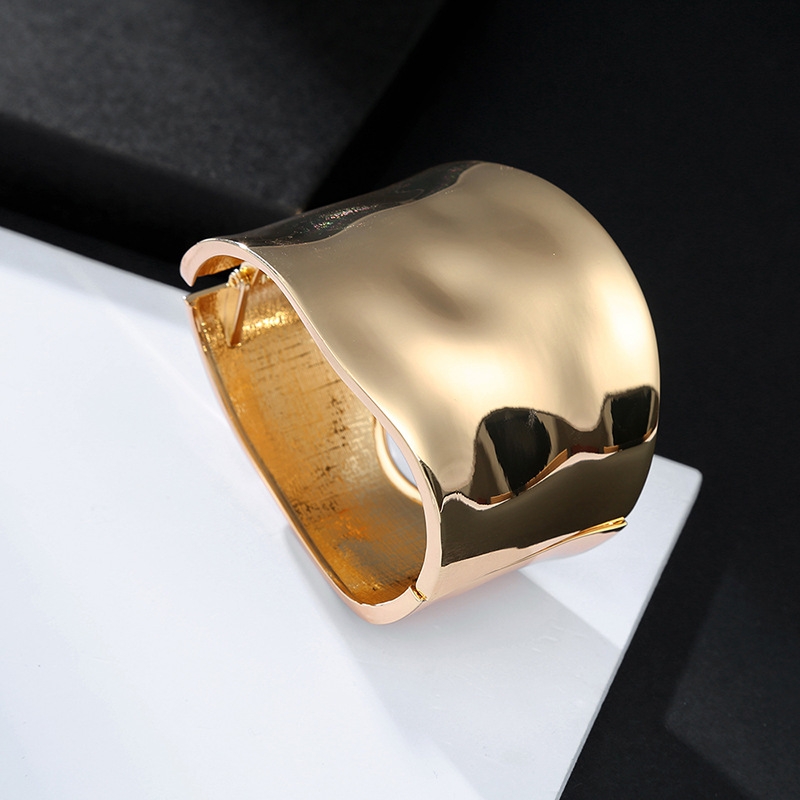 The new alloy wide-edge bracelet with a simple and exaggerated style in Europe and America, a minimalist spring buckle bracelet, is a popular female Internet celebrity accessory