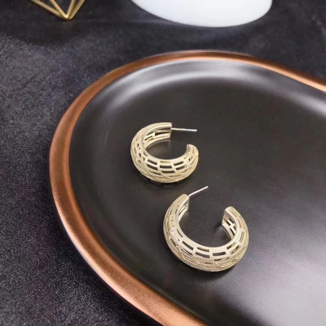 Simple and cold style ear studs, retro and fashionable, high-end European and American earrings, Internet celebrity personality, temperament, creative and versatile earrings 5 details Picture