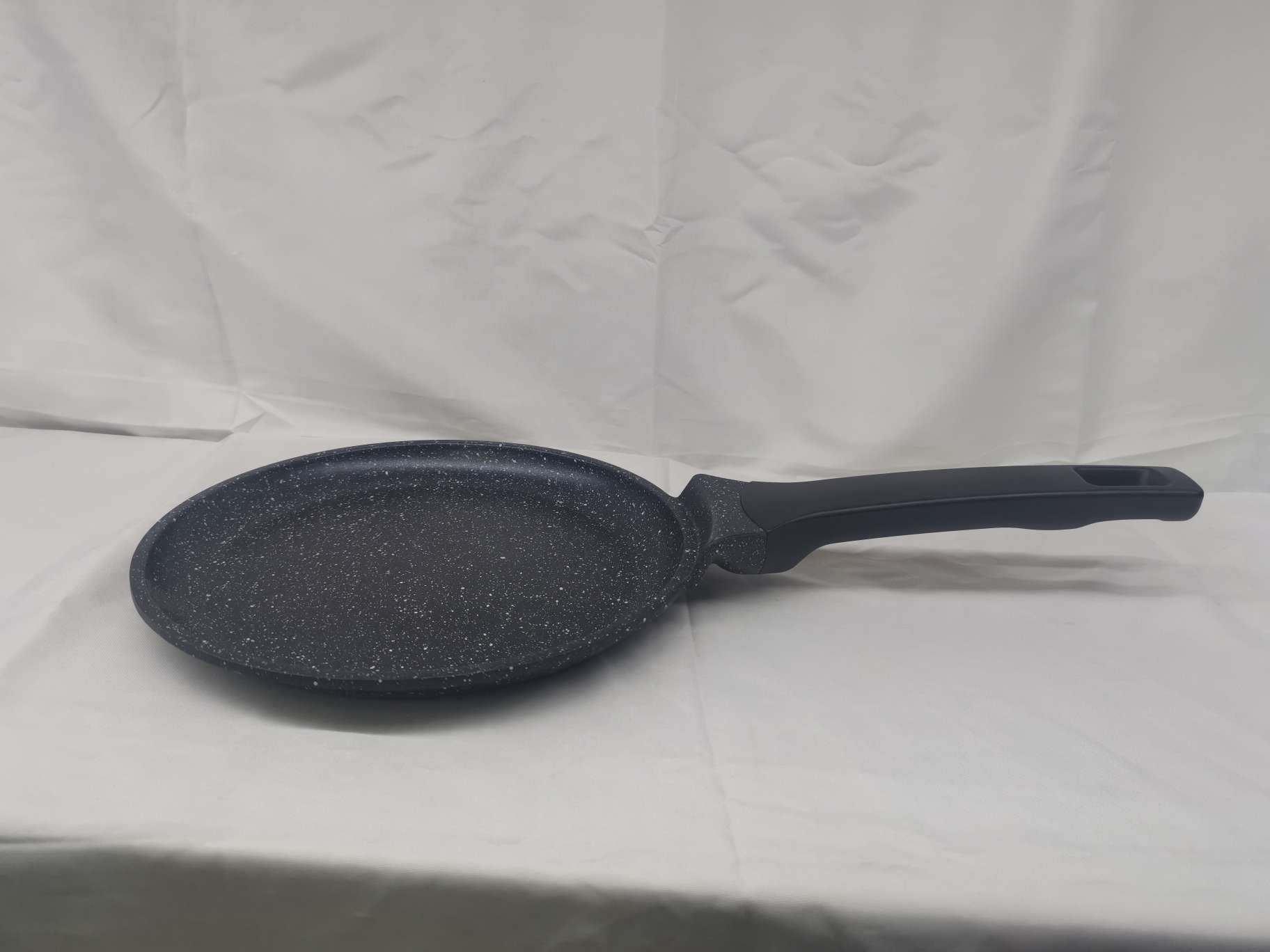 A small pancake pan for spreading pancakes and pizza Item Picture