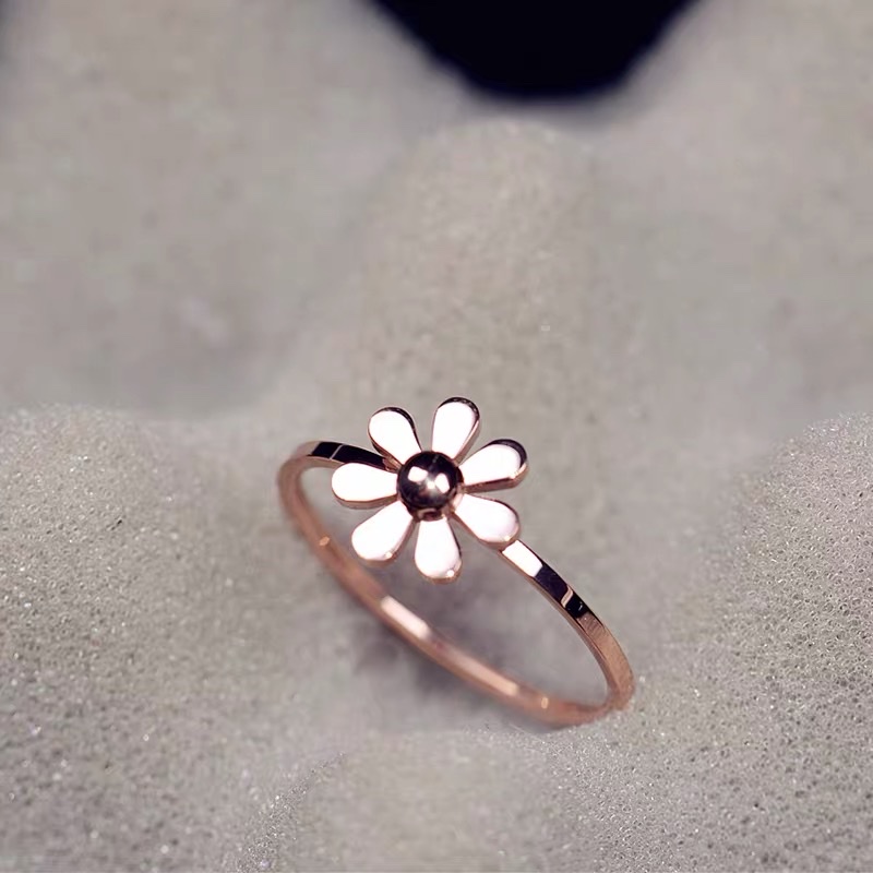 Stainless steel flower ring, simple and fashionable index finger ring, personalized ring for students Application Scenario