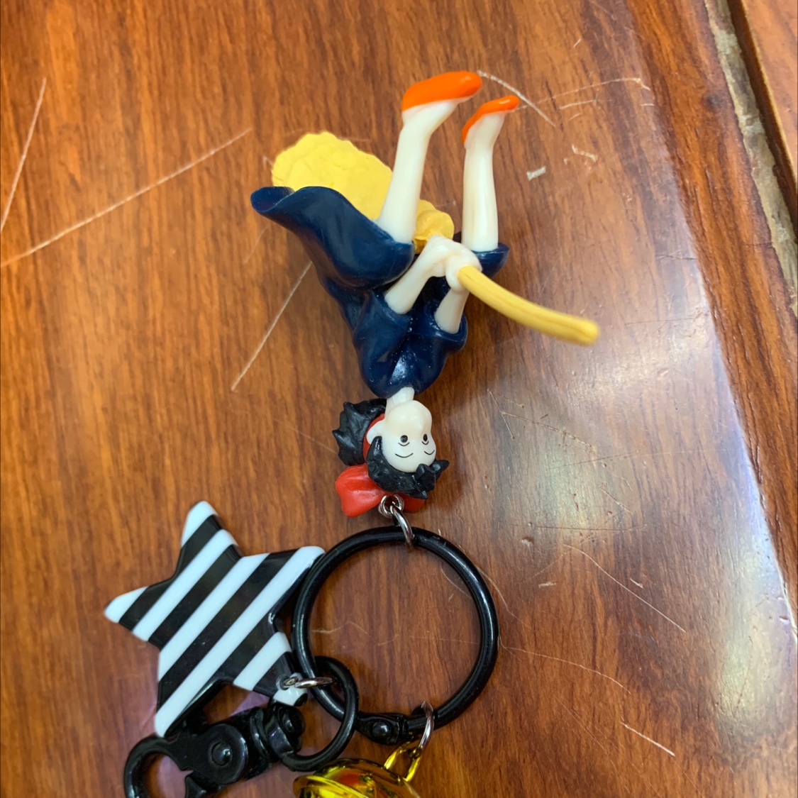 扫把小梅钥匙扣产品图