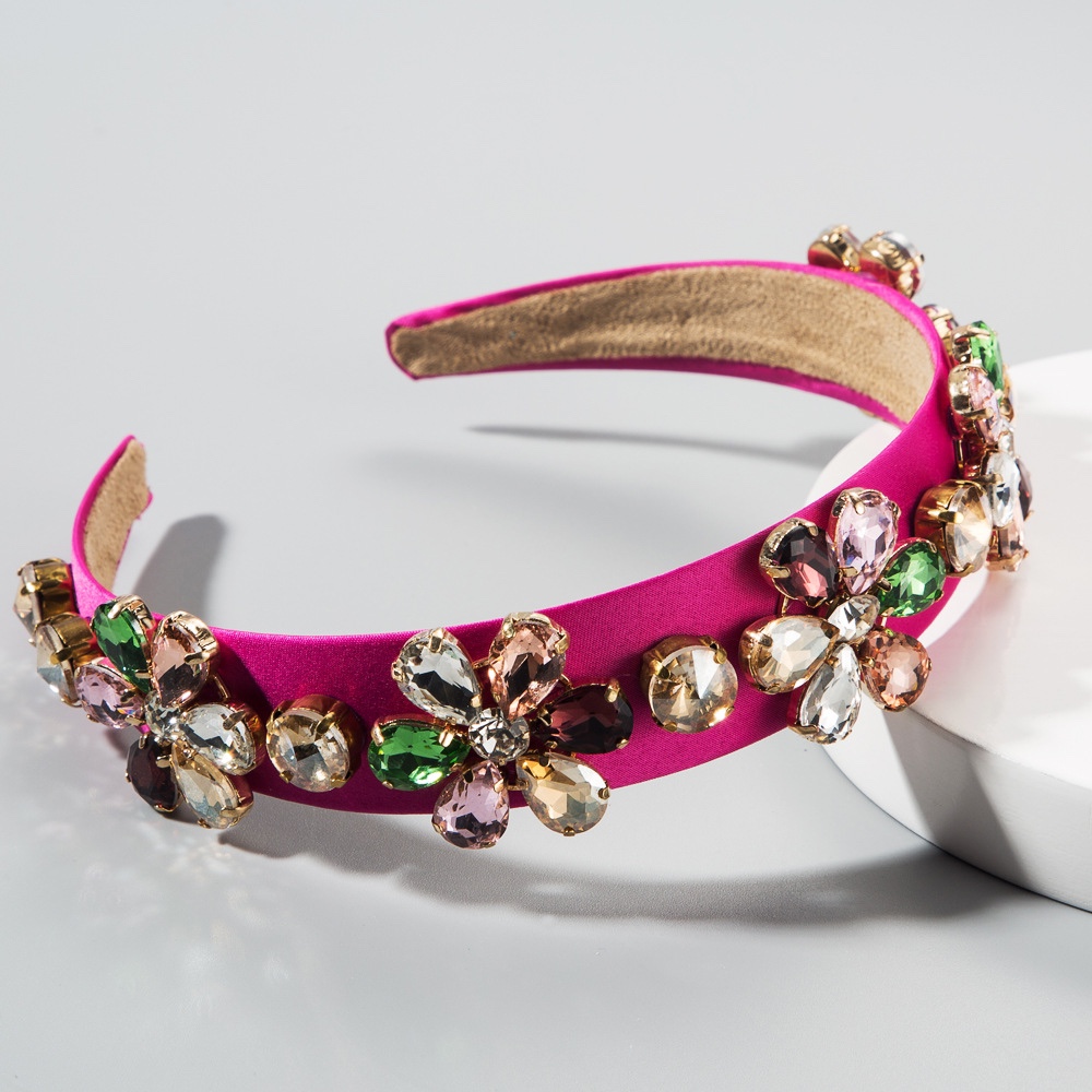 An exaggerated court geometric glass diamond-encrusted hair band full figure