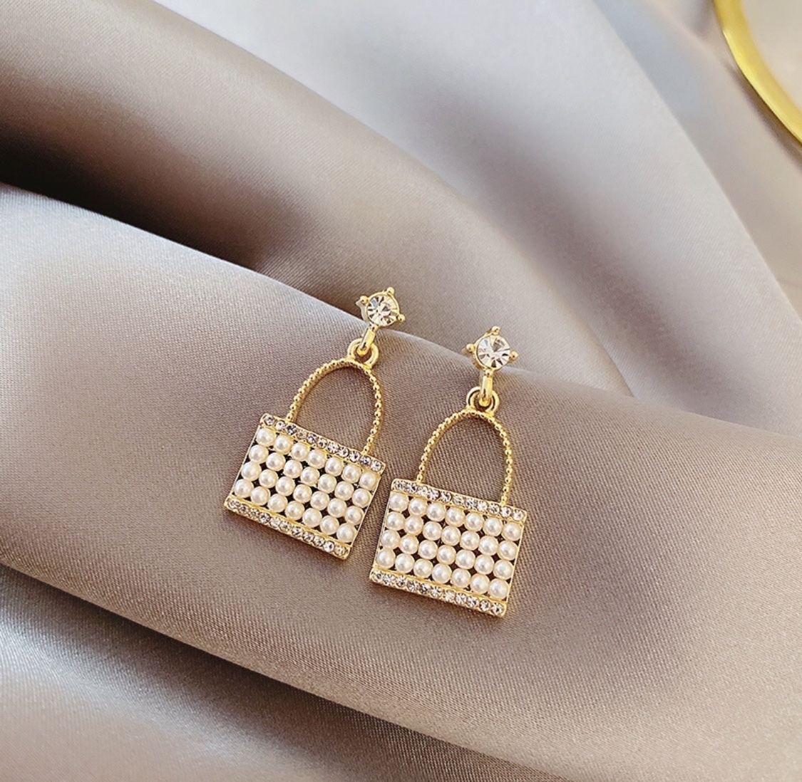 A new original design of a high-end and exquisite bag and earrings in the style of French Chanel Application Scenario