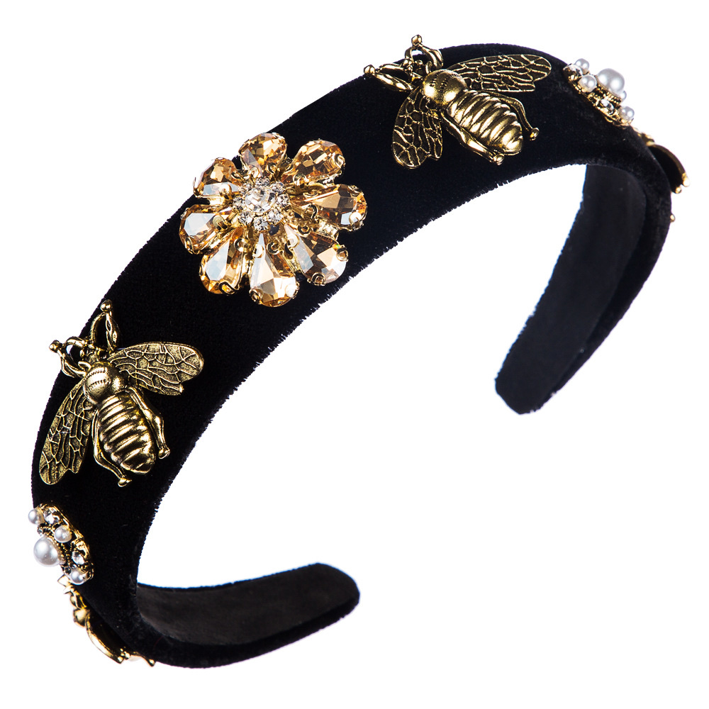 Retro court-style Baroque bee wide-edge velvet headband Application Scenario
