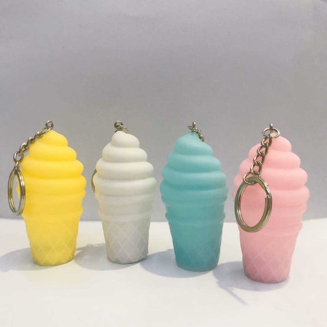 搪胶卡通带灯冰激淋钥匙扣