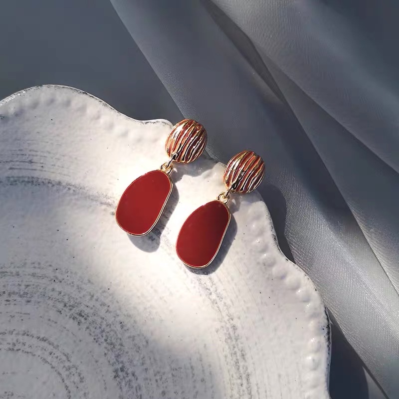 Small, exquisite, simple, fashionable and fresh summer Korean-style earrings Application Scenario