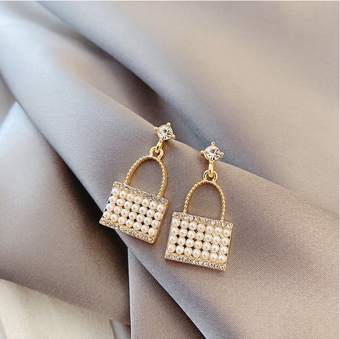 A new original design of a high-end and exquisite bag and earrings in the style of French Chanel Item Picture