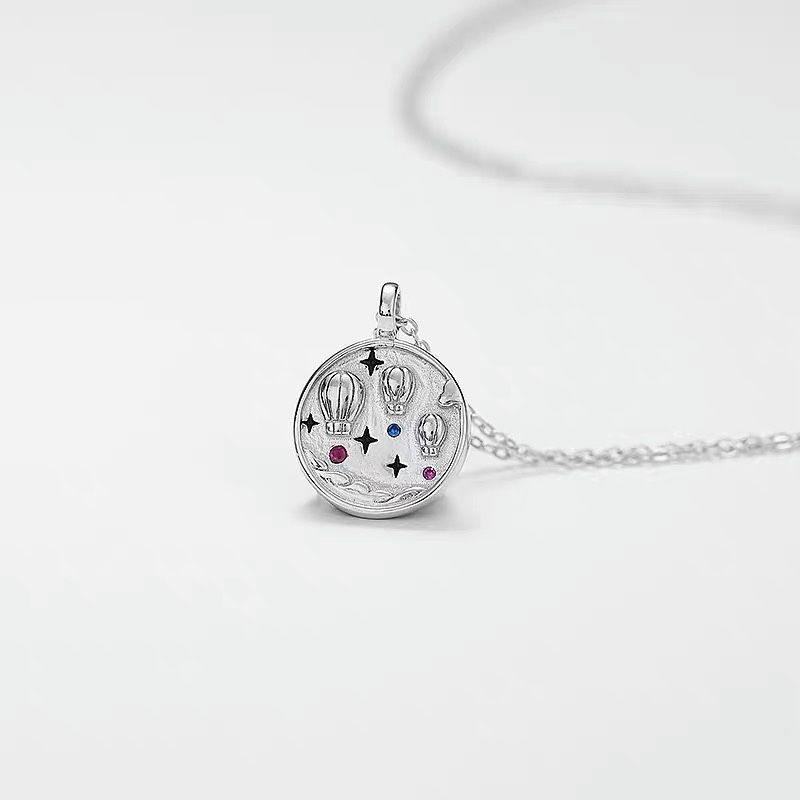Hot air balloon round necklace