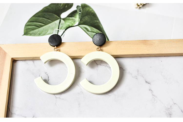 The manufacturer supplies handcrafted DIY earring materials, wooden C-shaped ear studs, ear clips, earrings and accessories for women Specification image