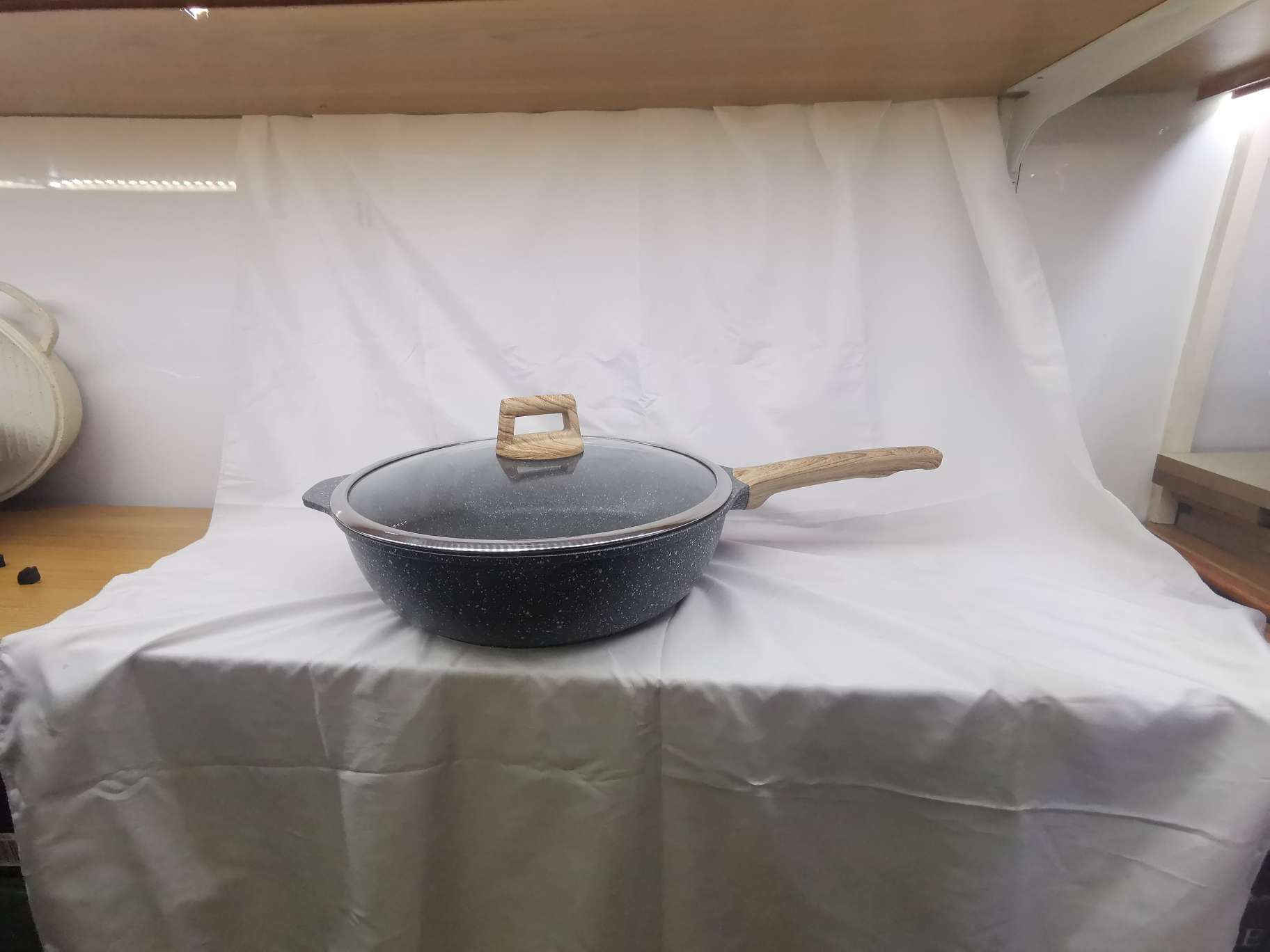 A 32cm frying pan and wok, suitable for 3-4 people Application Scenario
