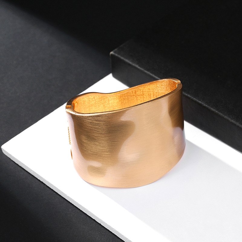The new alloy wide-edge bracelet with a simple and exaggerated style in Europe and America, a minimalist spring buckle bracelet, is a popular female Internet celebrity accessory Specification image