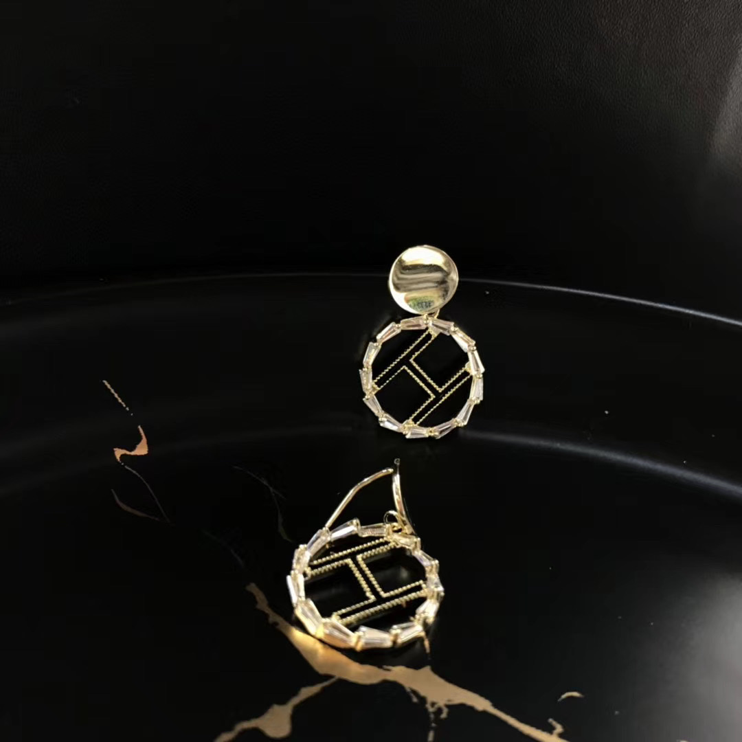 Pearl petal stud earrings, exquisite and high-end, light luxury flower-style earrings, Korean unique, fashionable, elegant and grand earrings 2 Application Scenario