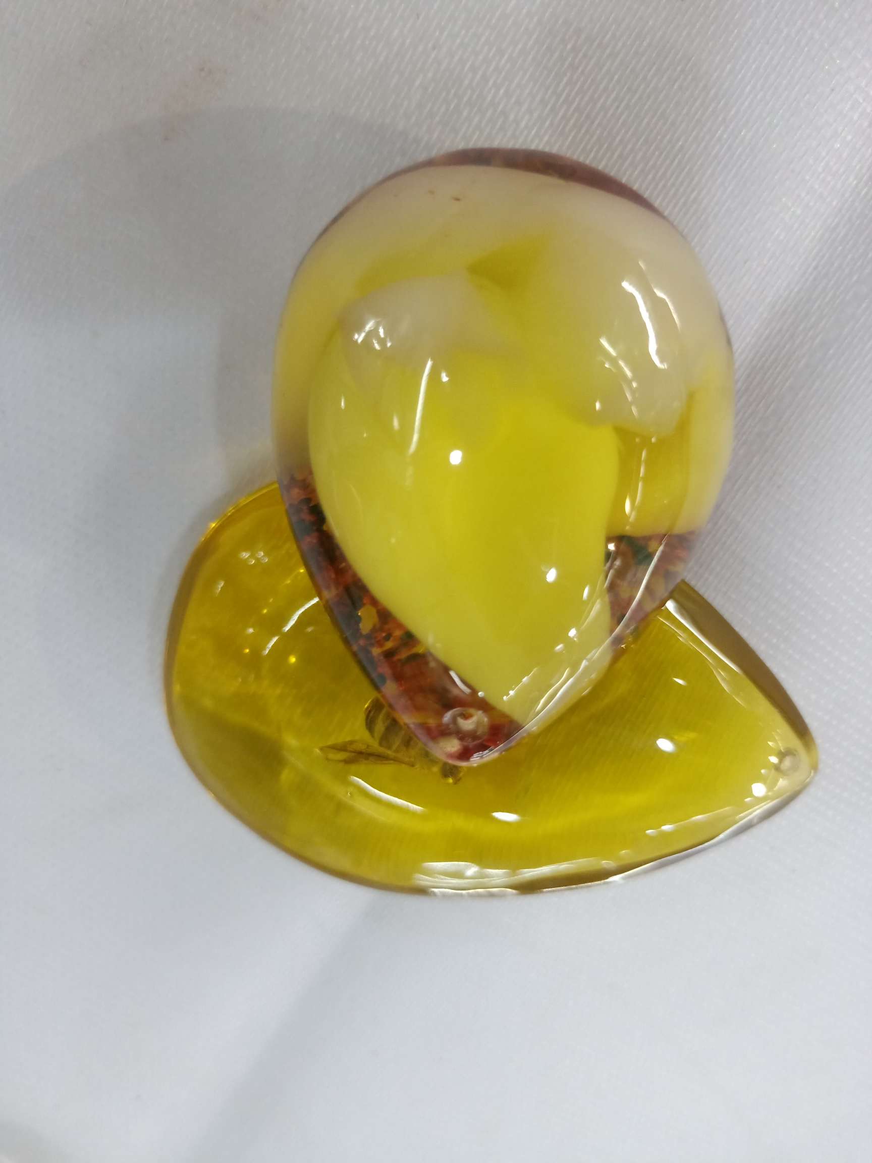 Natural one-drop beeswax amber pendant detail image 2