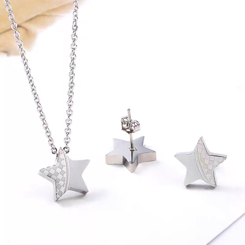 A new, trendy and high-end European and American five-pointed star pendant chain earring set with a simple and elegant style