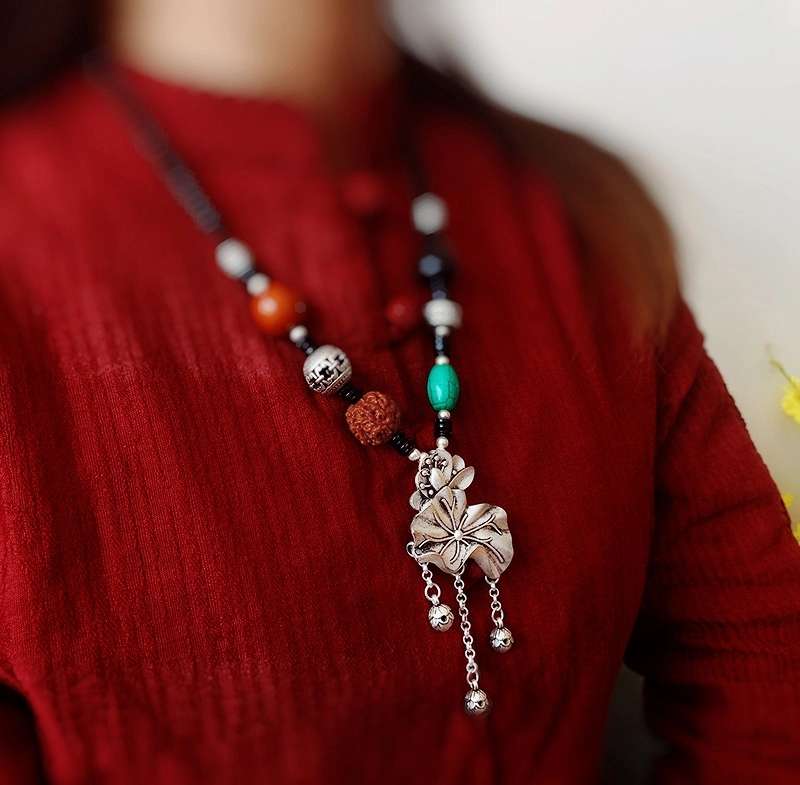 晶珀丽饰品系列复古仿银饰短款锁骨链女藏银蜜蜡项链毛衣链棉麻配饰挂件产品图