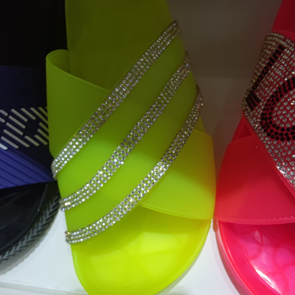 Green three-stripe crystal shoes