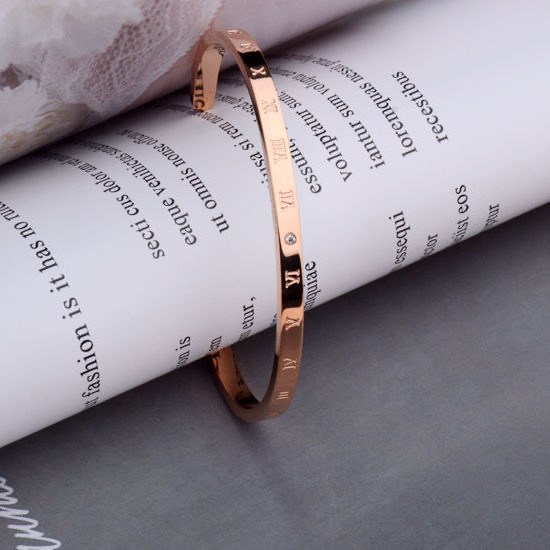 Chenglong Jewelry's classic titanium steel Roman numeral bracelet is non-allergenic and non-fading. B0107-60 Application Scenario