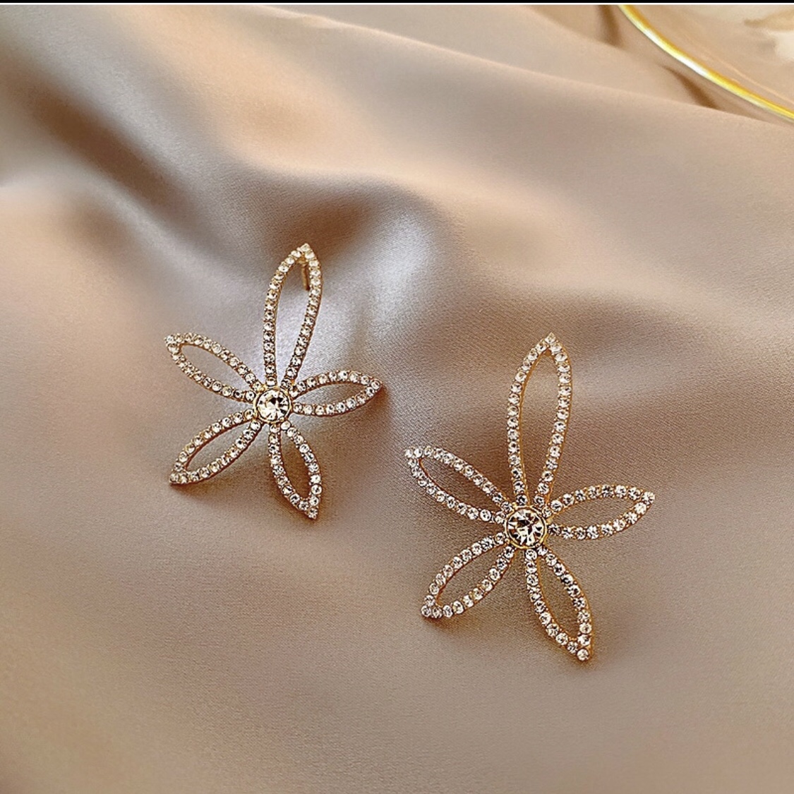 Luxurious and high-end European and American fashion, trendy and stylish stud earrings with a unique personality