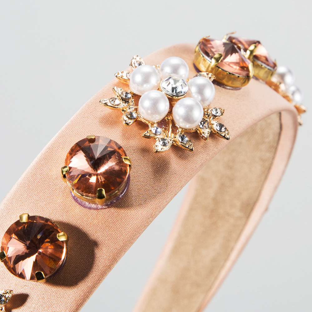 A versatile and elegant casual hairband with full diamonds and gemstones in the European and American trend Specification drawing