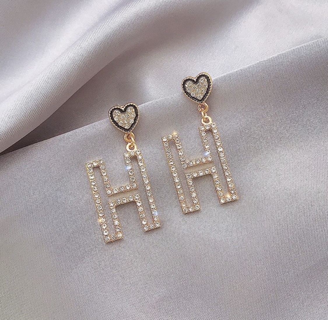 Hollowed-out H-shaped fashionable, exquisite, trendy and individualistic sweet girl earrings that are popular among Internet celebrities Application Scenario