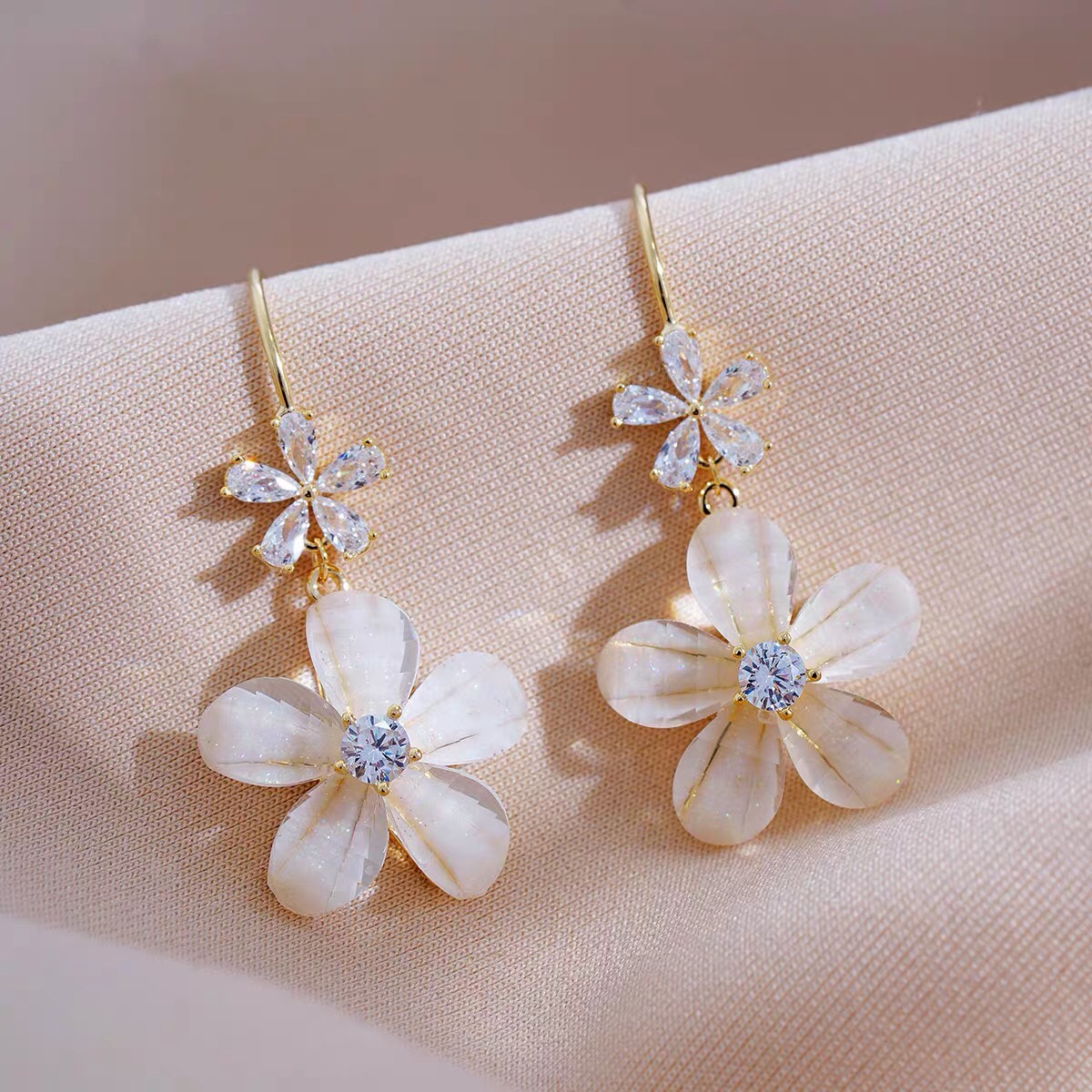 Korean-style, exquisite, compact, versatile, simple and trendy ear hooks