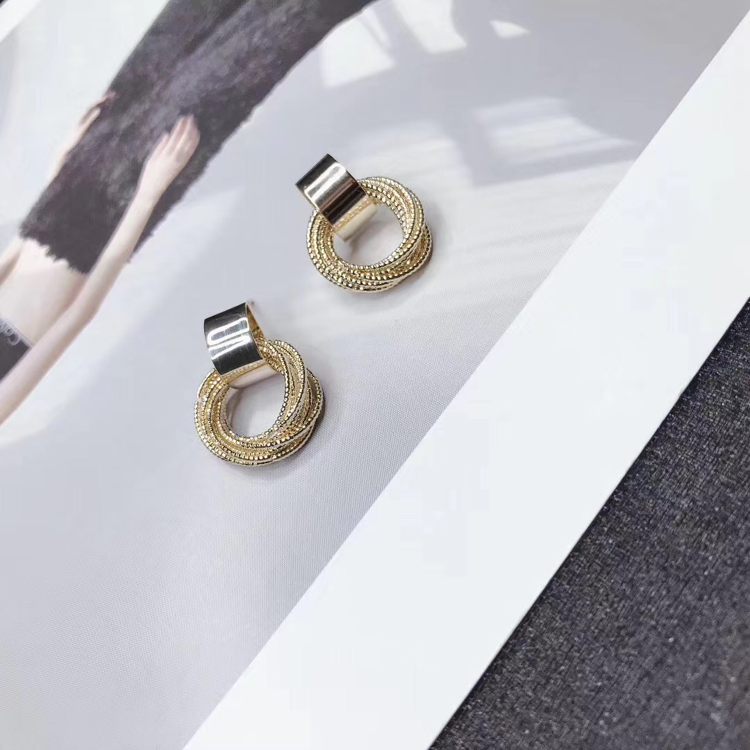 Pendientes simples viento frío retro moda europa y américa alto sentido pendientes influencer personalidad temperamento creativo y versátil earwear 20218 details Picture