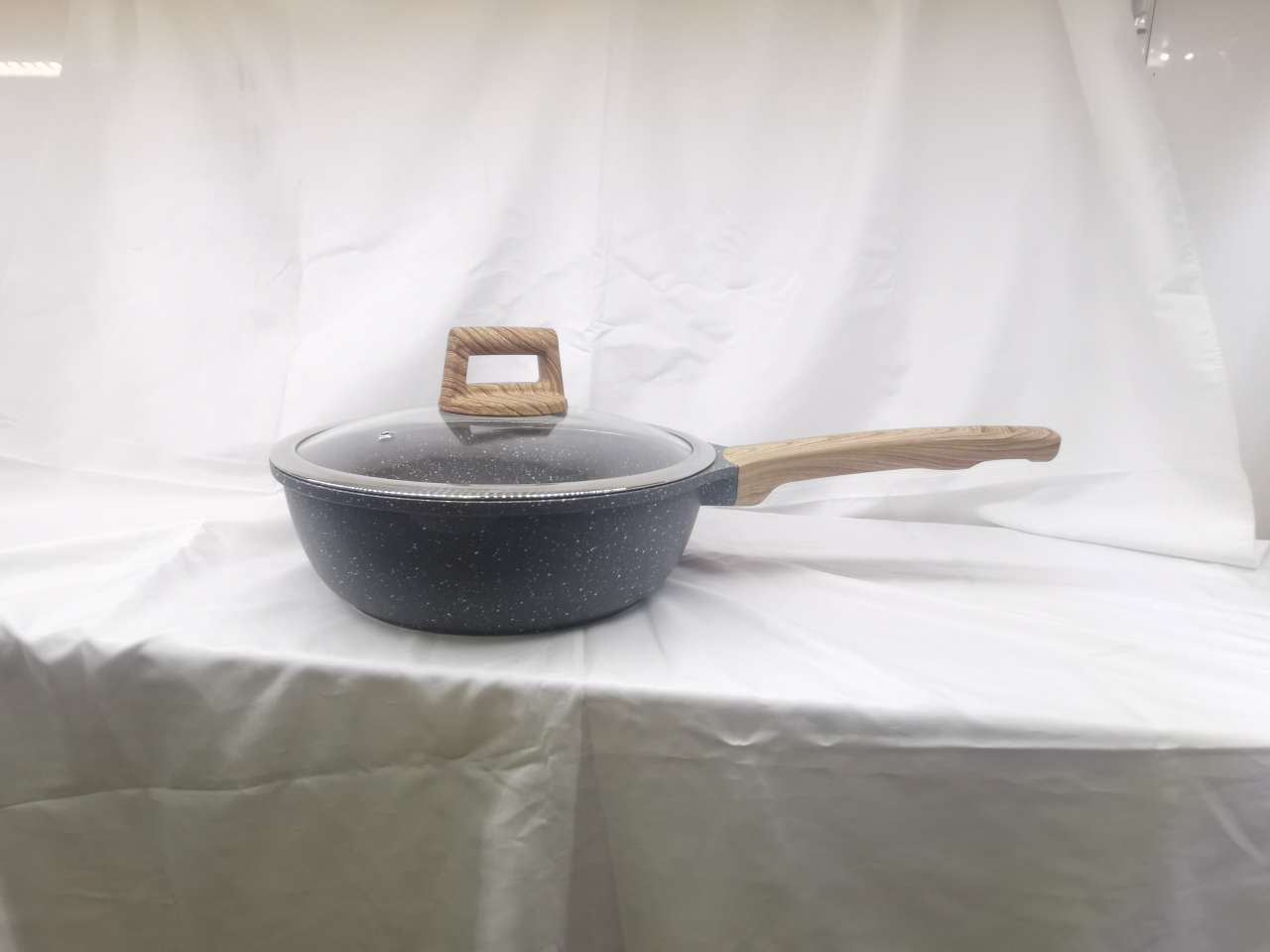 A small apartment with a 24cm frying pan and wok for two people Application Scenario