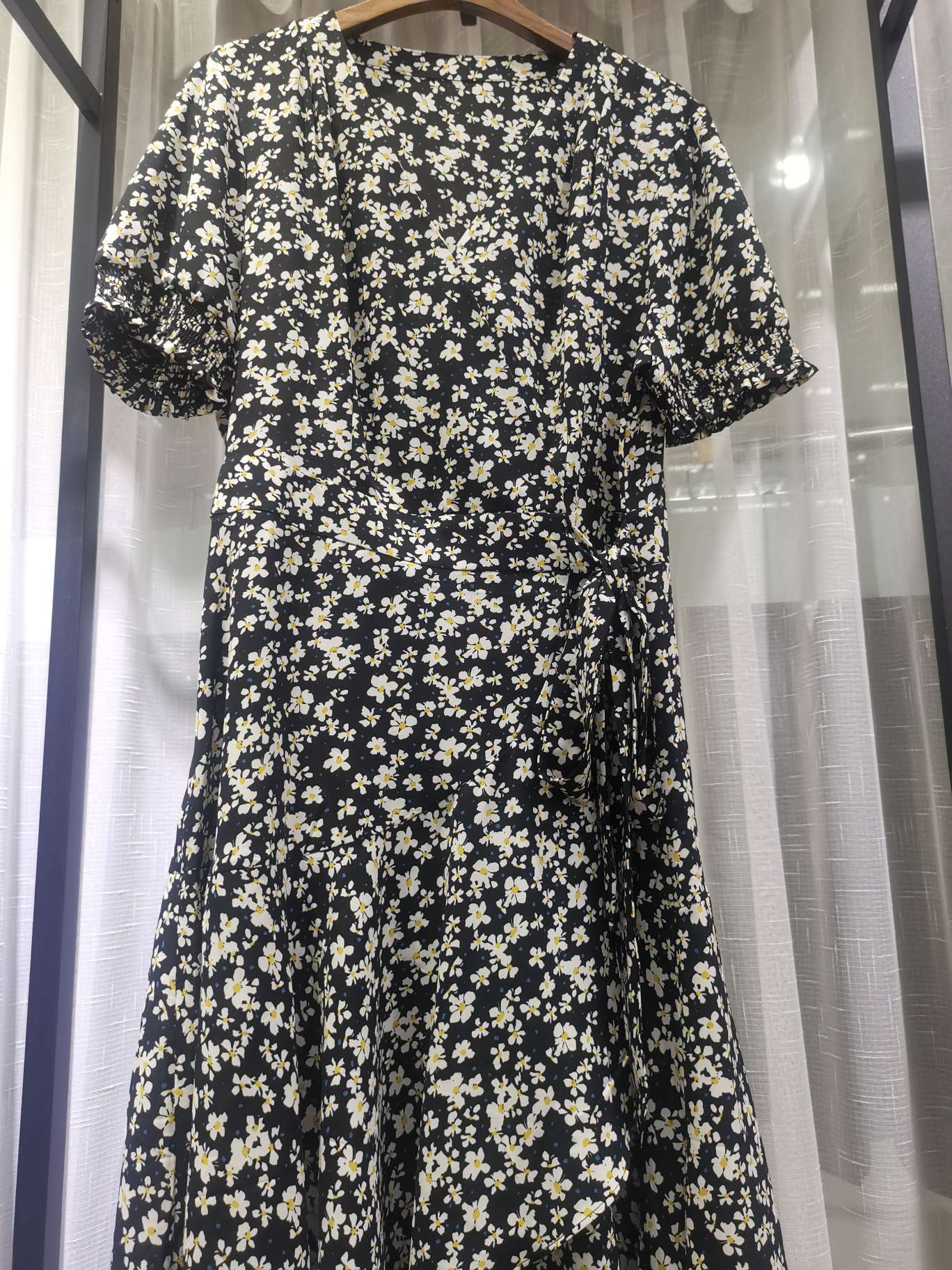 A fashionable women's dress with loose, tight cuffs, a large Y-neck and yellow floral patterns Application Scenario