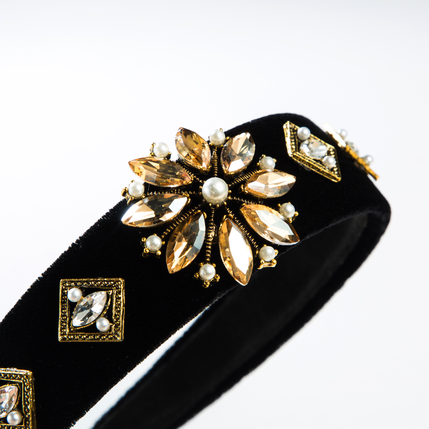 Black velvet European and American diamond-encrusted flower ultra-sparkling wide-edge headband grey Application Scenario
