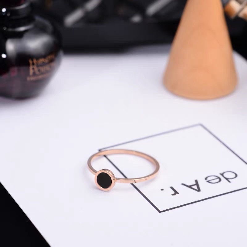 A simple and fashionable stainless steel round ring, a personalized index finger ring accessory details Picture