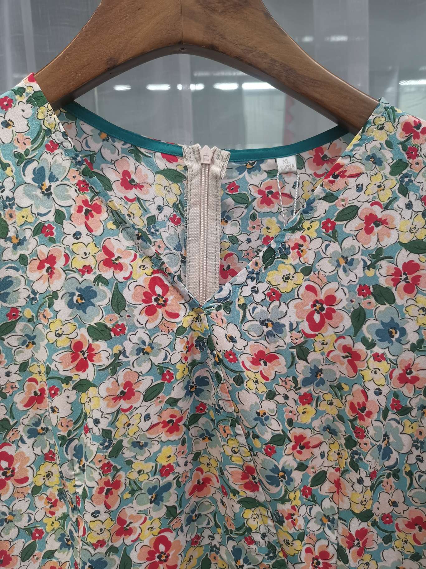 绿色蝴蝶结腰带红花V领连衣裙产品图