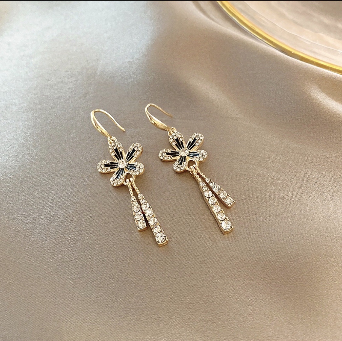 Summer little princess fresh, cute, sweet, fashionable and versatile ear hooks Item Picture