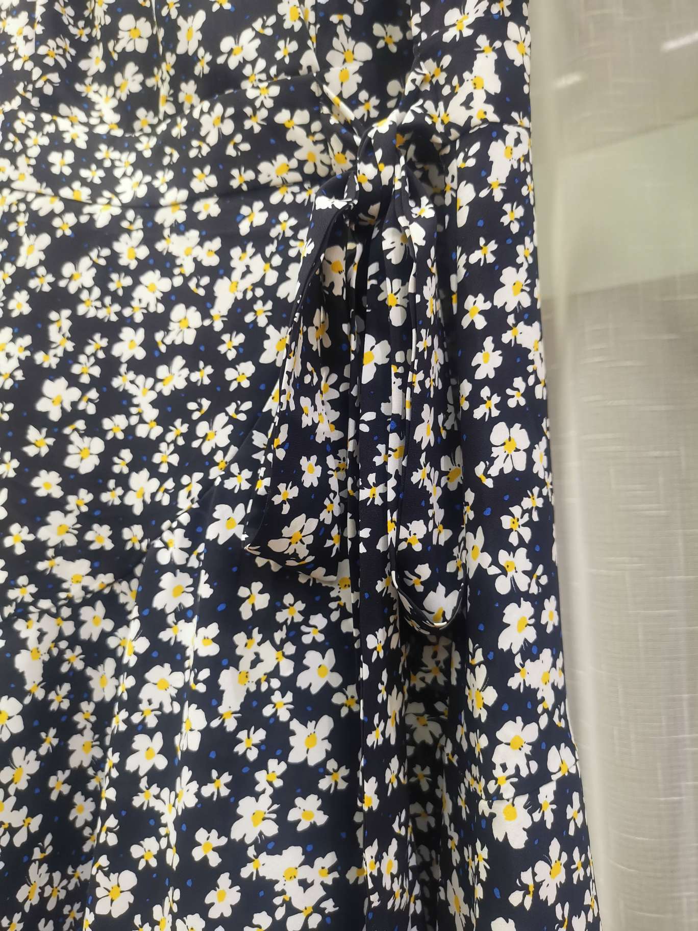 A large Y-neck natural-color wide-belted skirt with a big hem details Picture