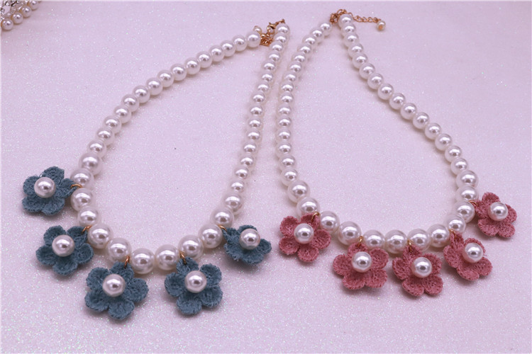 New Korean children's accessories: Girls' fashionable and ladylike pearl necklace, girls' flower necklace Application Scenario