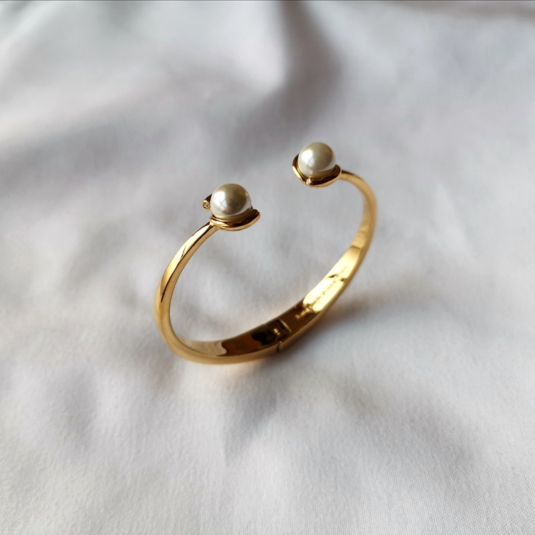 This is a unique and high-end European and American style bracelet with a simple metal pearl design that exudes a feminine charm. It is an ins bracelet