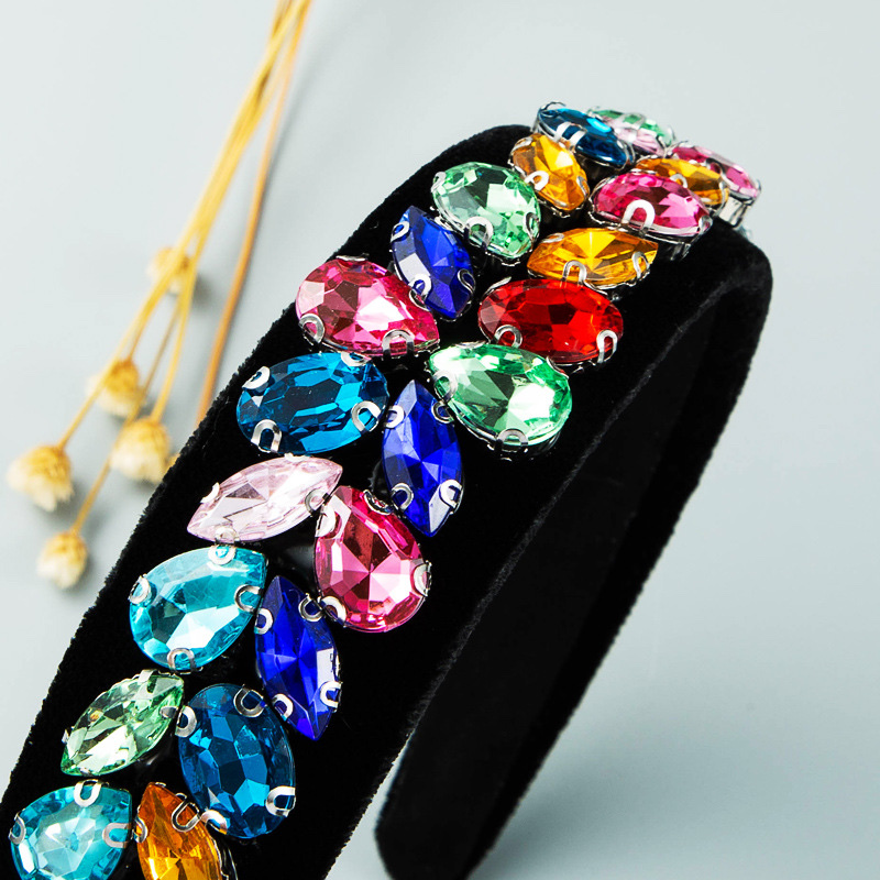 European and American glass diamond-encrusted retro ultra-shiny wide-edge court headband Application Scenario
