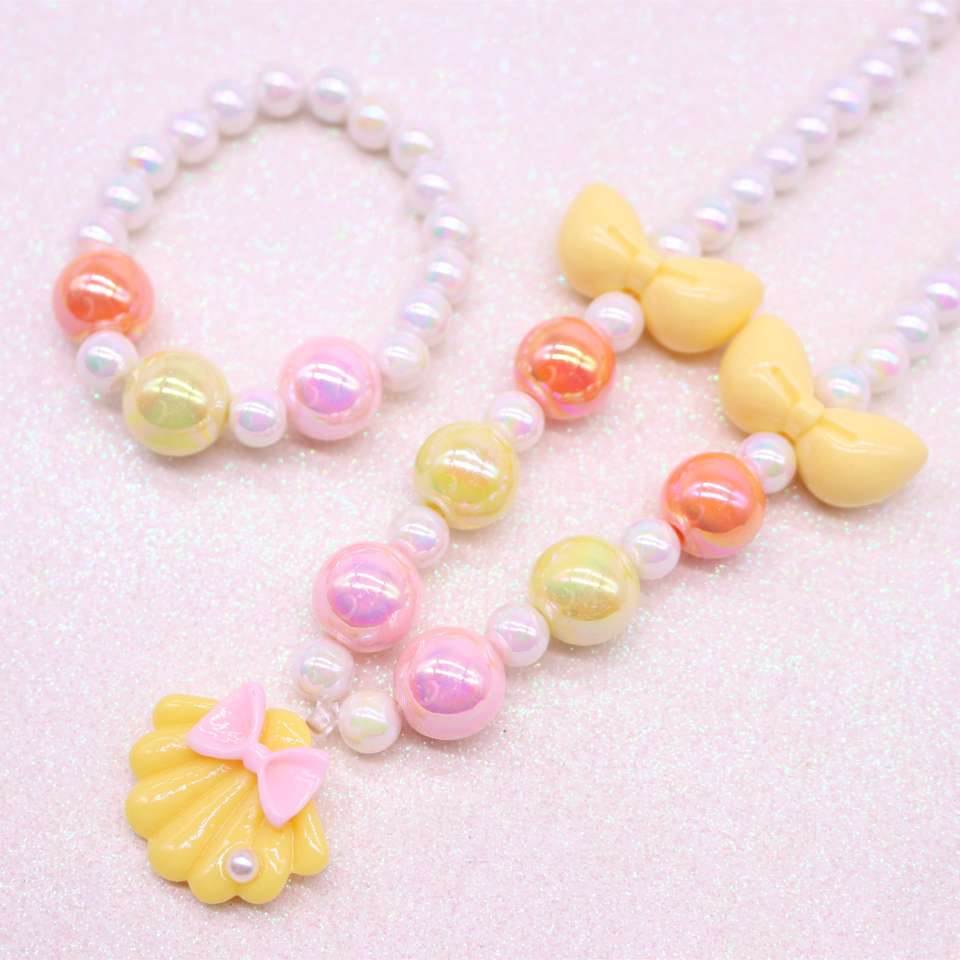 New Korean-style children's necklace and bracelet, girls' colorful shell, cute and sweet necklace accessory, clothing matching accessory Application Scenario