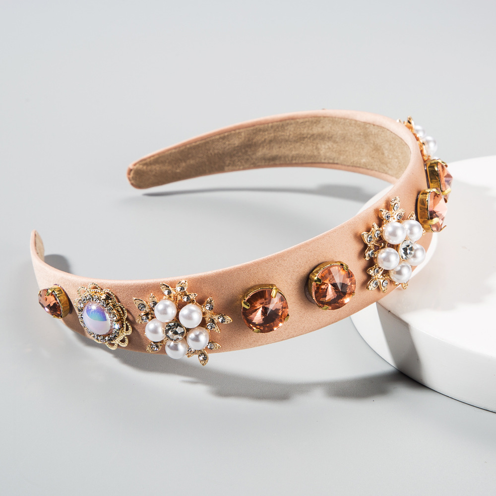A versatile and elegant casual hairband with full diamonds and gemstones in the European and American trend Application Scenario