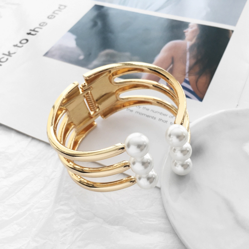 An exaggerated multi-layer irregular semi-closed pearl wide-edge bracelet from Europe and America, a fashionable street style wristband for female Internet celebrities Application Scenario