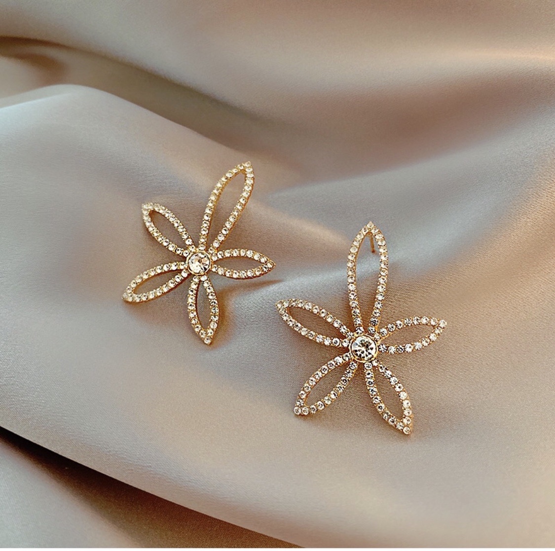 Luxurious and high-end European and American fashion, trendy and stylish stud earrings with a unique personality Application Scenario