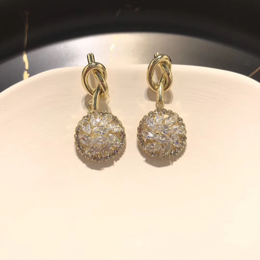 Pendientes simples viento frío retro moda europa y américa alto sentido pendientes influencer personalidad temperamento creativo y versátil earwear 20218 Application Scenario