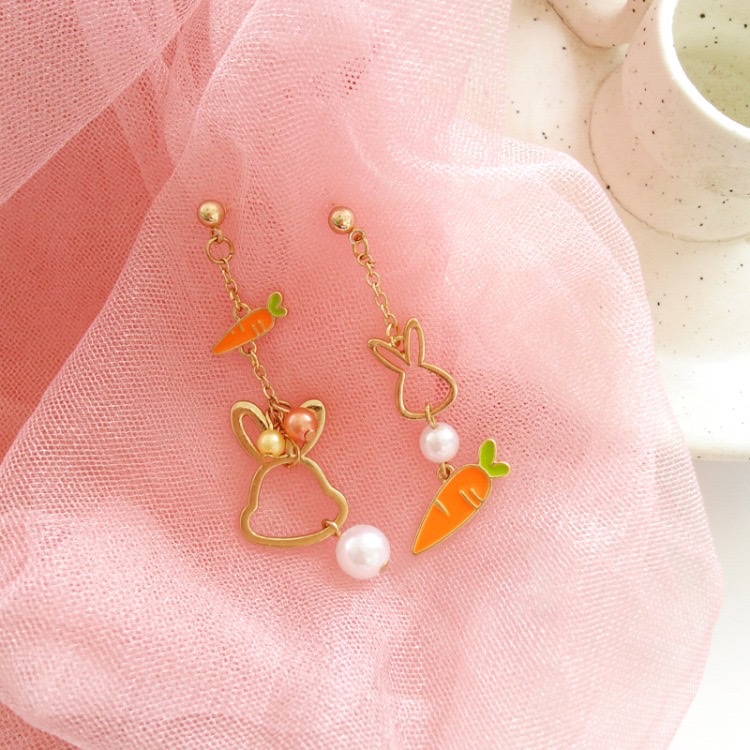 Little rabbit carrot pearl asymmetrical earrings, fun and hole-free girl ears details Picture
