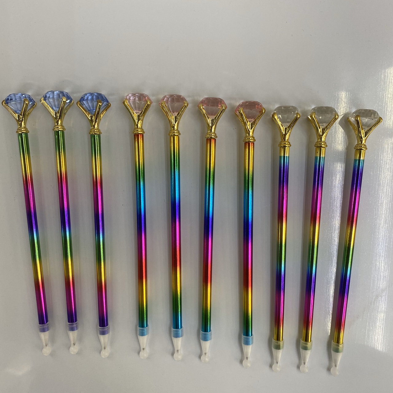 五颜六色的钻笔七彩色的圆珠笔图